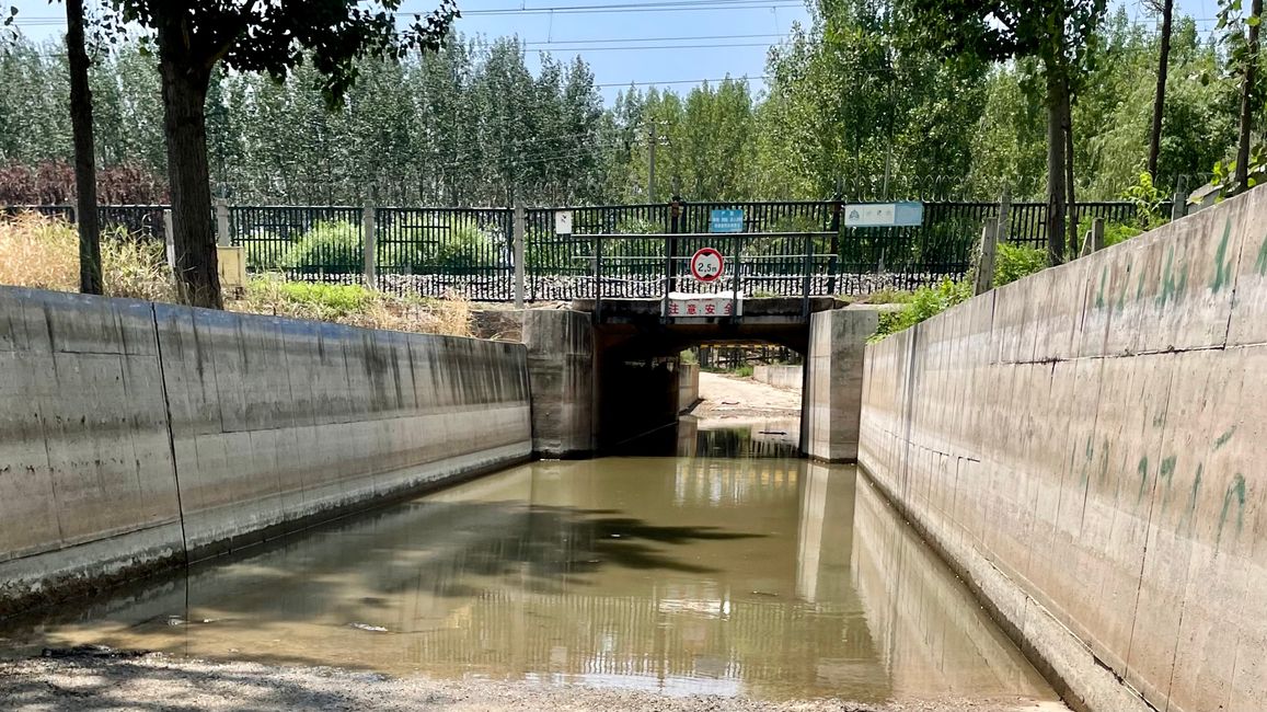 Here a flooded underpass forces us to take a detour.