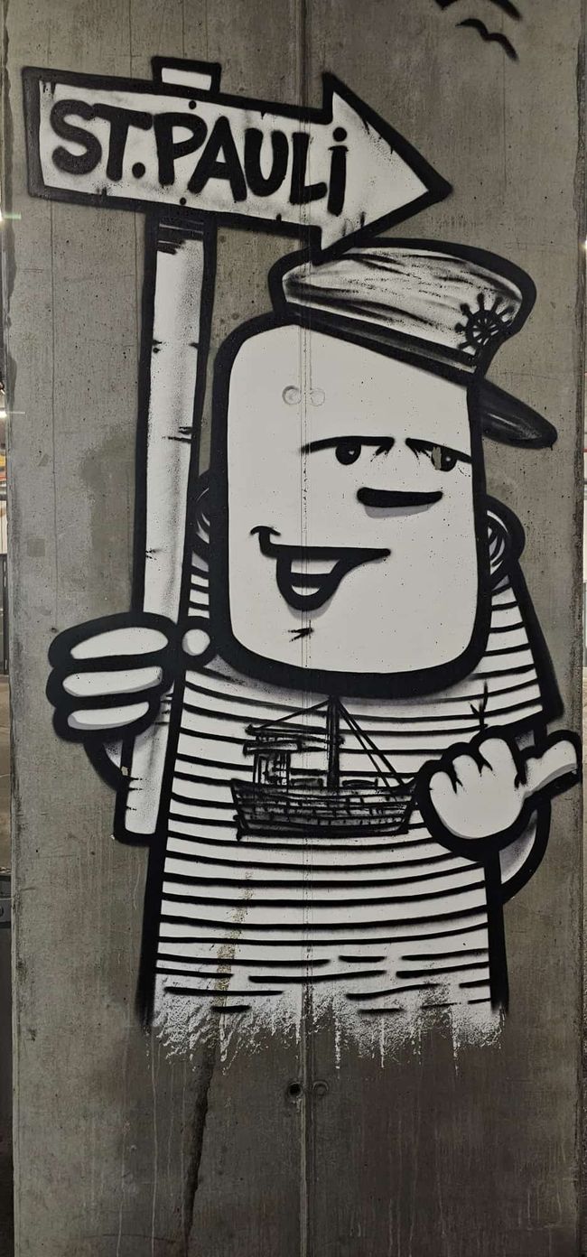 Hamburg St Pauli - une expérience ! Au musical , Tarzan', je n'ai pas pu entrer. Mais à l'hôtel, Der Bunker', juste à côté du stade de St. Pauli, c'était vraiment quelque chose de spécial ! La promenade au bord de l'Aussenalster a ensuite été😆😉😊
