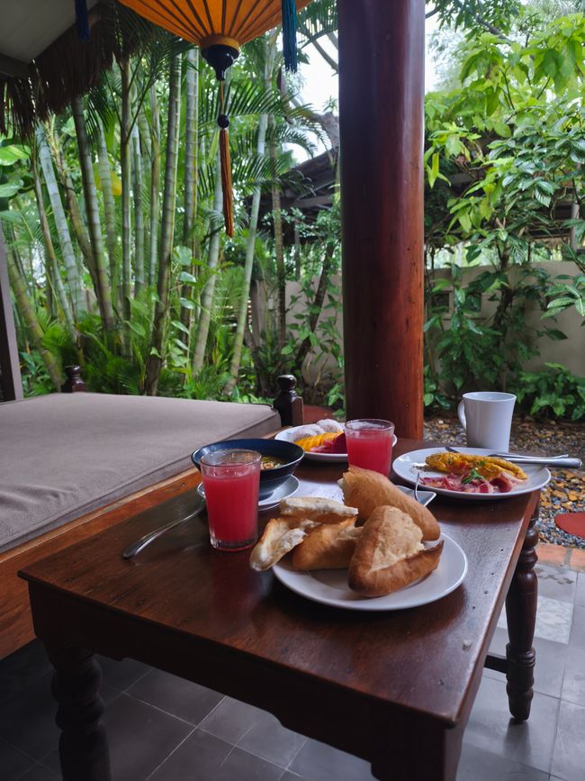Frühstück vor unserer kleinen Villa