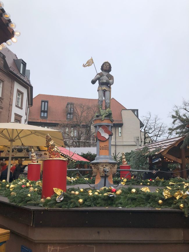 The Georgsbrunnen in Christmas garb