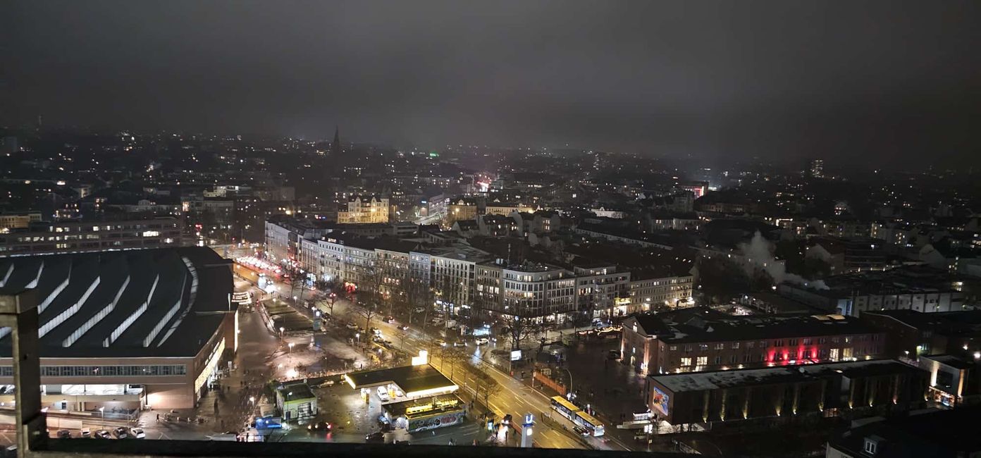 Hamburg St Pauli - une expérience ! Au musical , Tarzan', je n'ai pas pu entrer. Mais à l'hôtel, Der Bunker', juste à côté du stade de St. Pauli, c'était vraiment quelque chose de spécial ! La promenade au bord de l'Aussenalster a ensuite été😆😉😊