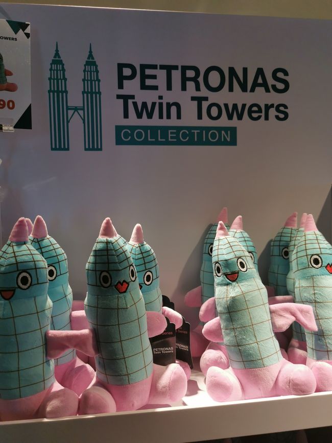 ... quand on les voit côte à côte, il est clair que ce ne peuvent être que les tours Petronas ... ;-) 
