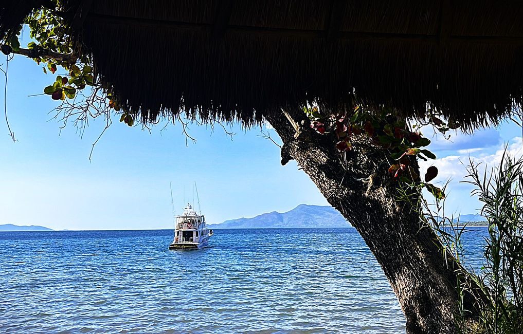 Wodong Beach, private yacht