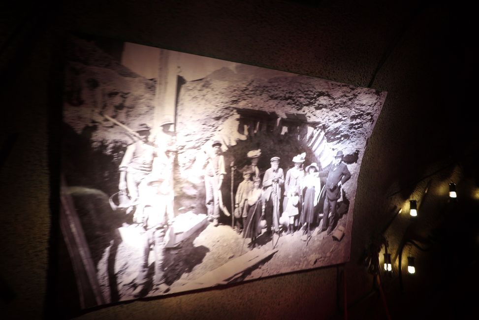 Schwere Arbeit und Mühsal waren notwendig um den 7202m einspurigen Tunnel zu schaffen, 1899-1912 der längste Tunnel seiner Art