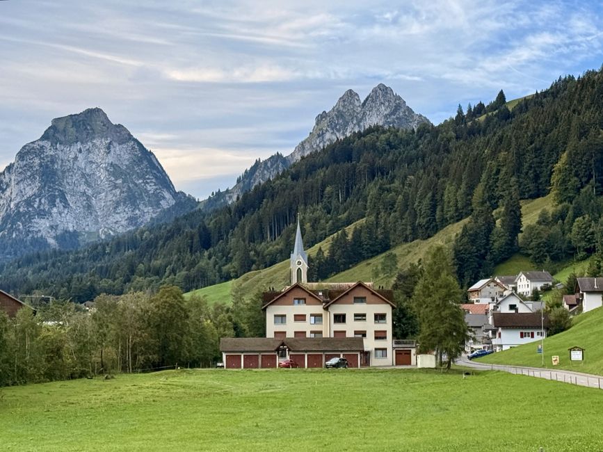 Kleiner und grosser Mythen vom Alpthal gesehen