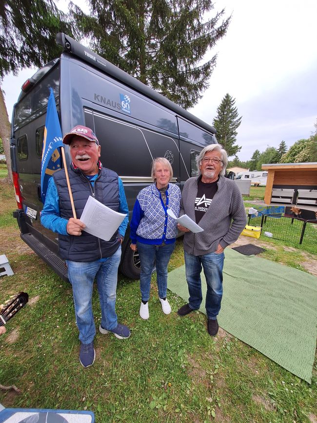 Ein neuer Camper wird beklebt