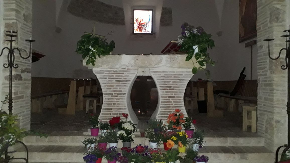 Eon ungewöhnlicher gemauerter Altar in der Kapelle