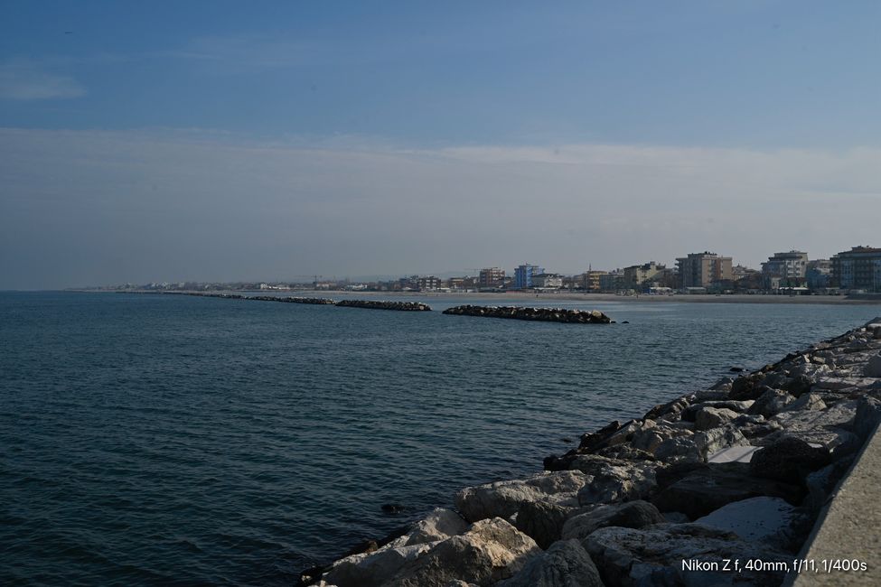 Zack schon am Meer und erste antike Steinhaufen …