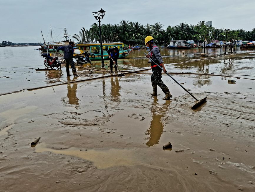 Vorüber die Flut.
Wer sah es wohl, du selig Land, 
wie dich die Welle überwand.