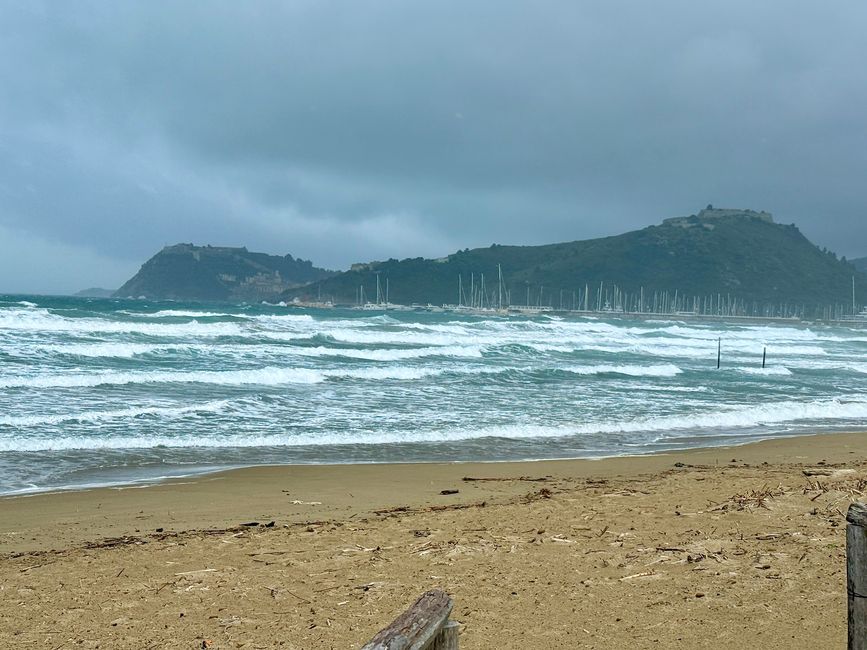 Dunkle Wolken, stürmische See – ein anderer Blick auf Porto Ercole.