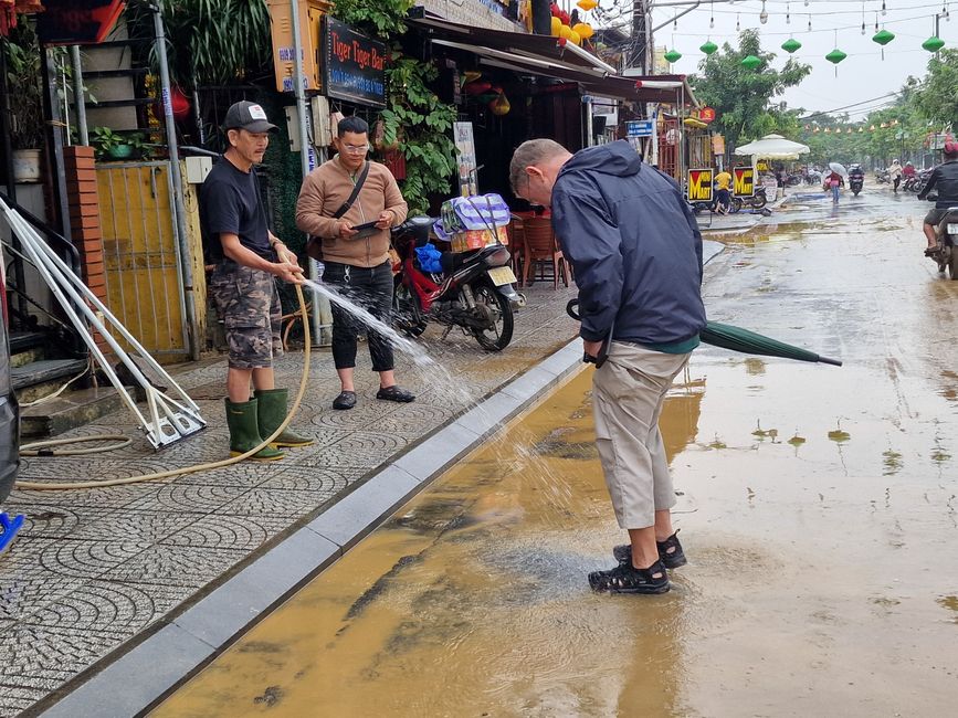 Vorüber die Flut.
Wer sah es wohl, du selig Land, 
wie dich die Welle überwand.