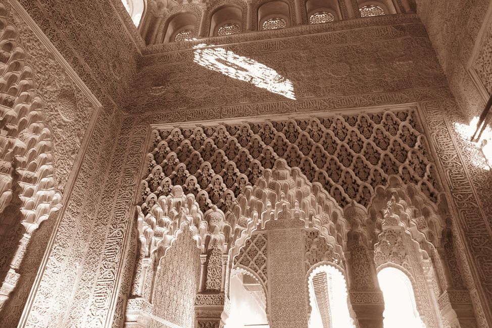 Gedämpftes Licht sorgt für Entspannung, Dekorative Elemente der islamischen Architektur, Muqarnas