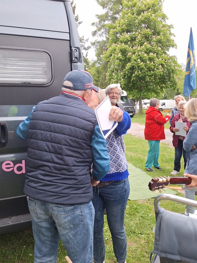Ein neuer Camper wird beklebt