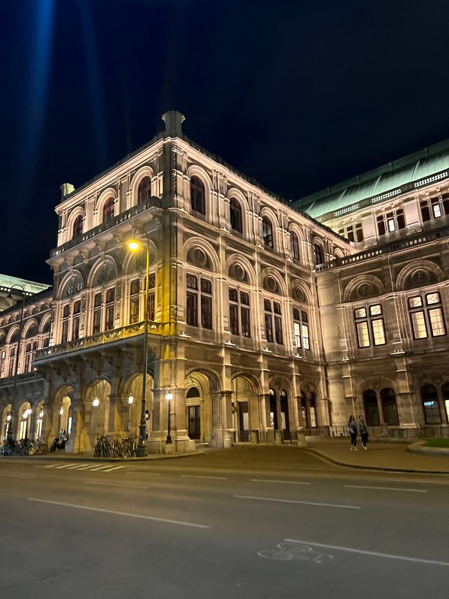 Wiener Staatsoper by night