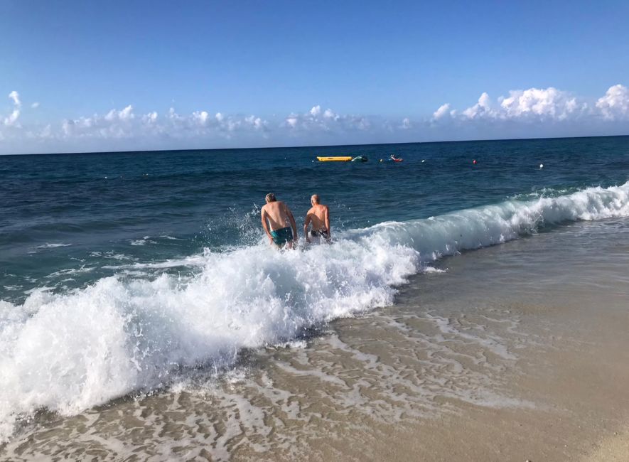 Diversión acuática con grandes olas