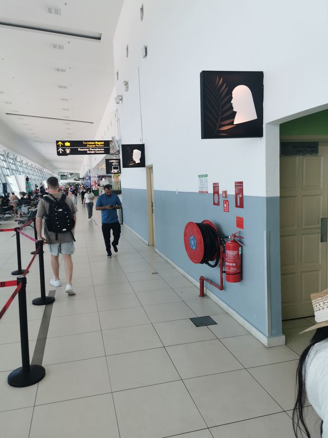 ... am Flughafen; gut, dass ich noch mitbekommen habe, dass dies nicht die Zeichen für männliche und weibliche Toilette sind ...
