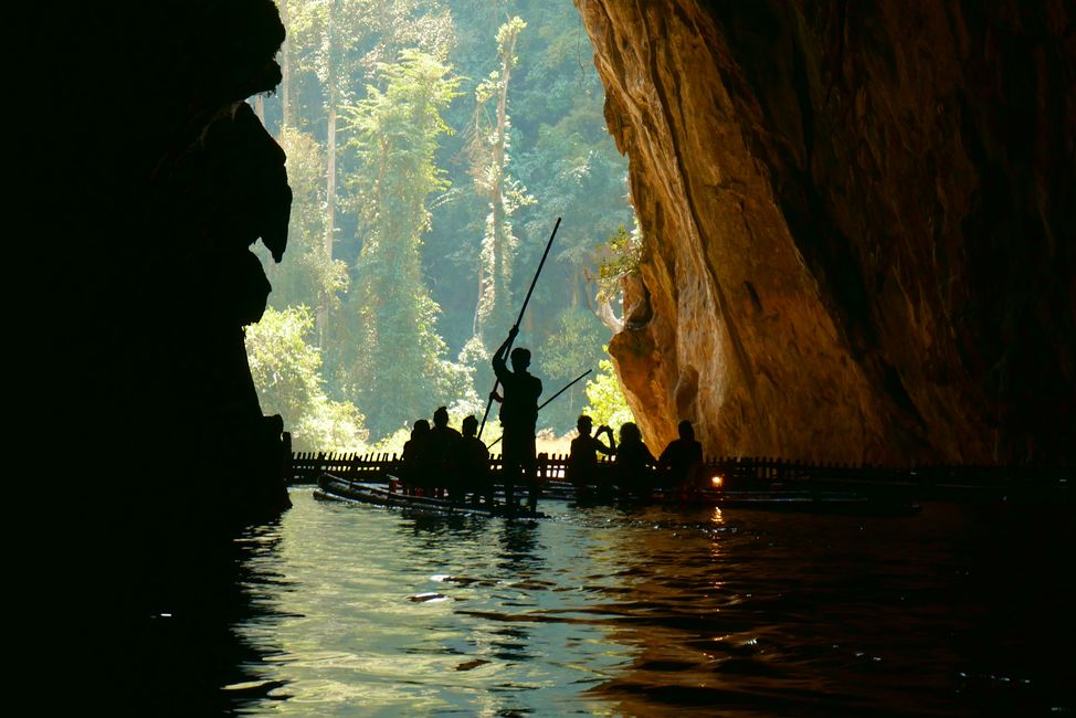 Auf dem Floß durch die Nam Lod Höhle