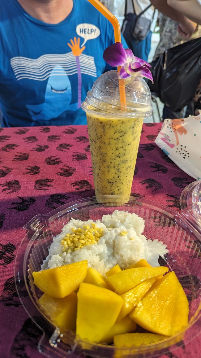 Sticky rice with mango and passion fruit shake.