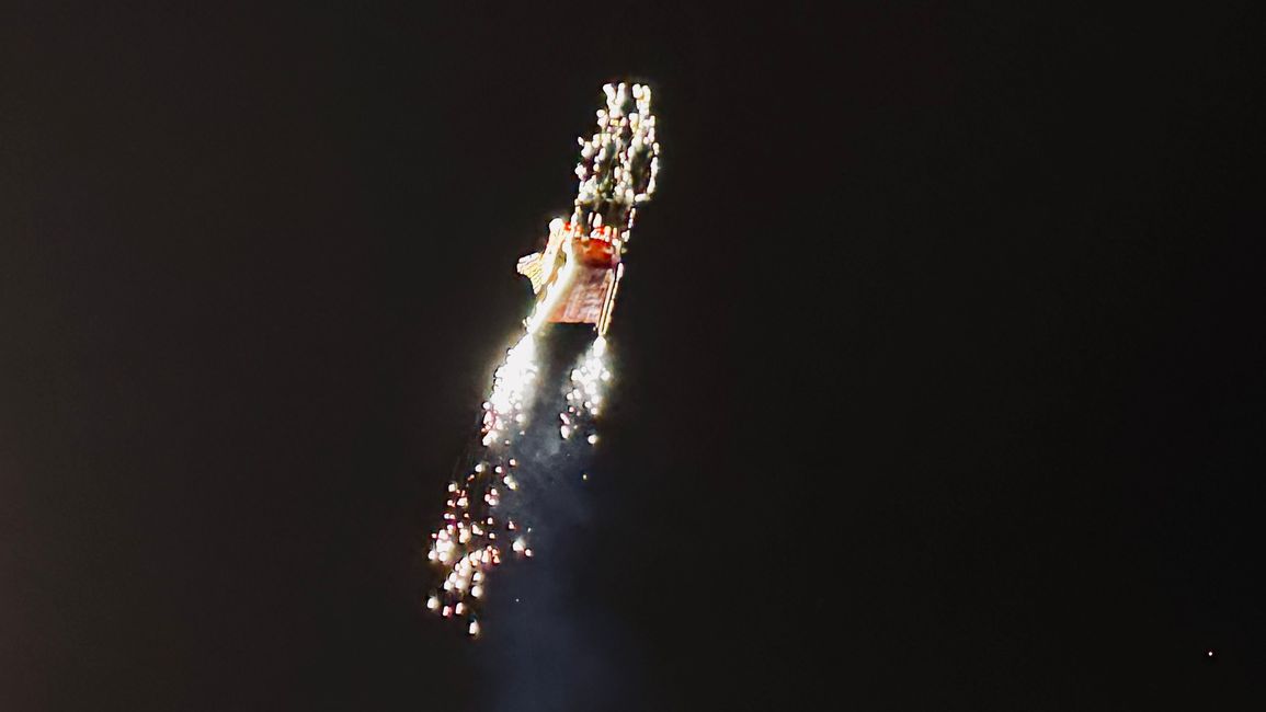 Papa Noel fliegt mit Feuer und Rauch an