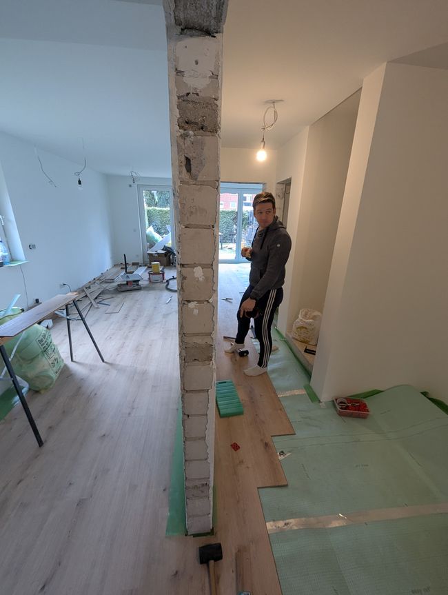 Knobeln im Flur bei der Bodenzusammenführung