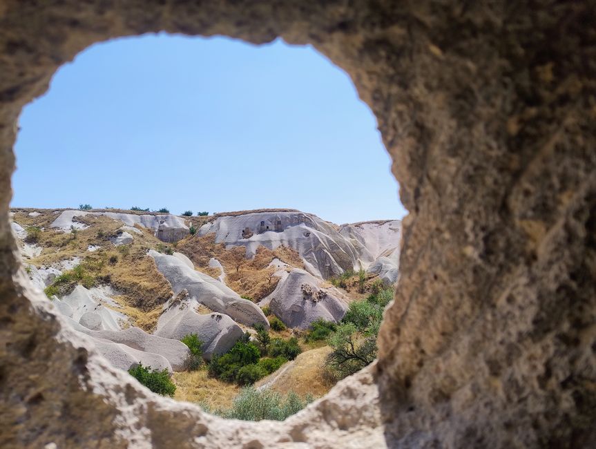 Blick aus einer Felsenhöhle 