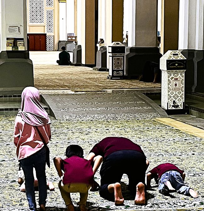 Betende in der Masjid Bandaraya