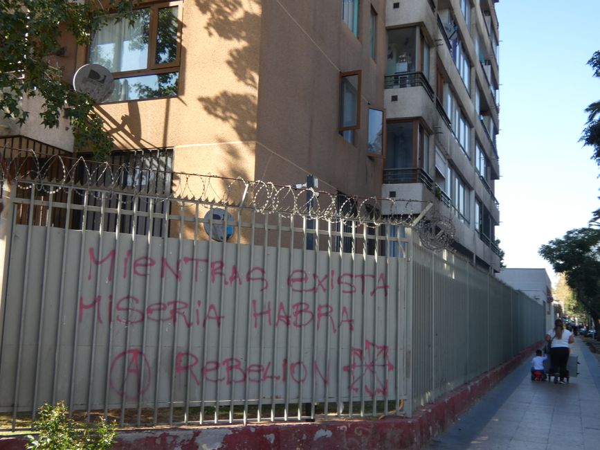 Typischer Zaun um ein Wohnhaus