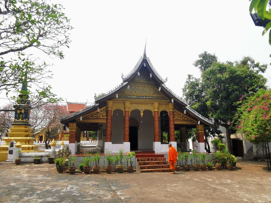 Entry to Laos - first temple tour through Luang Prabang