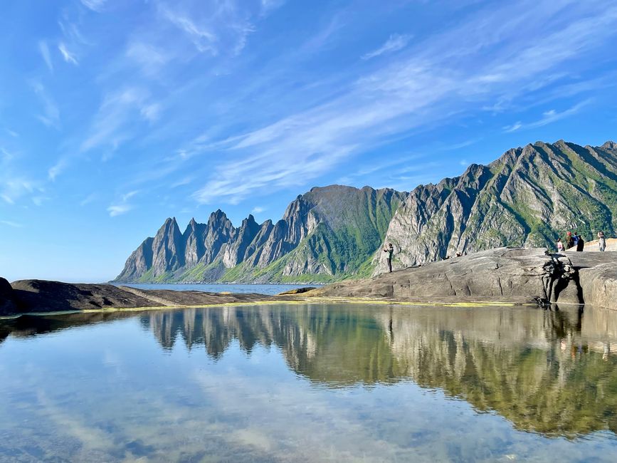 Blick vom Knuten auf Mejfjordvær und dahinterstehende Berge 