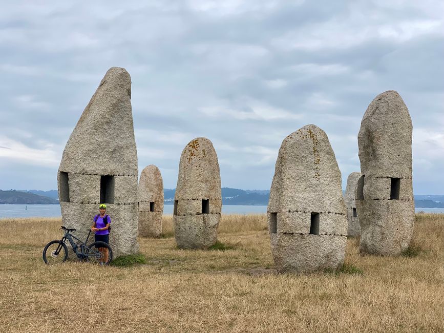 'Menhires por la Paz' recuerdan la milenaria historia de Galicia