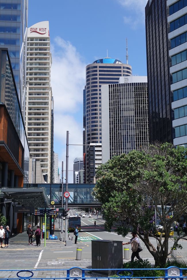 Rivage du port et skyline d'Auckland ....