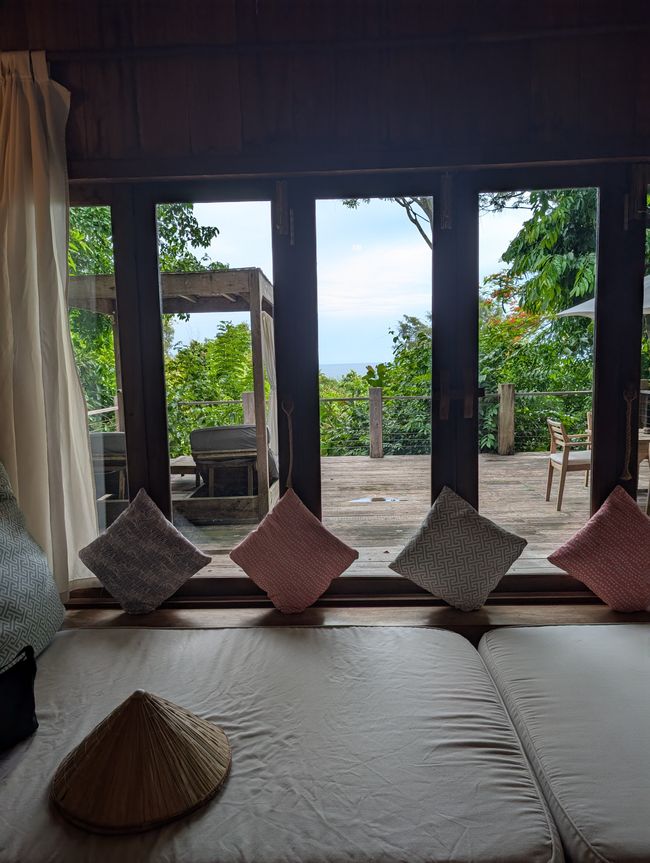 Eine ausgestreckte Hand am Fensterbrett