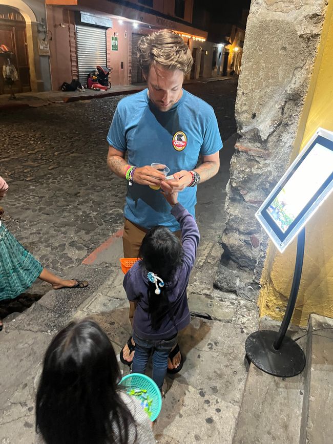 Colin und Kinder als Verkäufer von Süßigkeiten weit nach Mitternacht