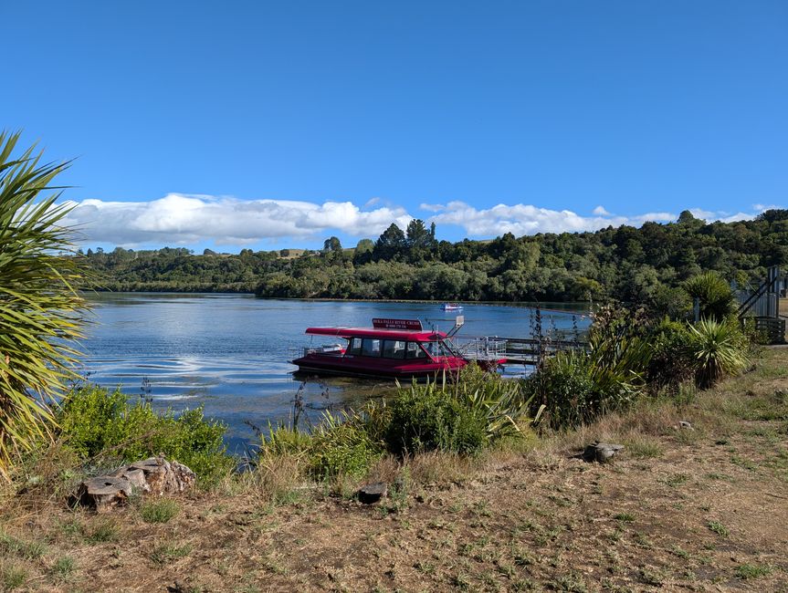 Ausflugsboot zu den Huka falls