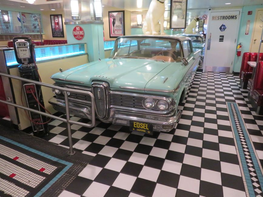 Lori's diner - Time travel to the late 50s