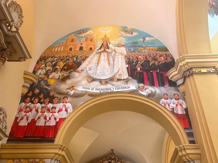 In ogni caso, la chiesa è stata dipinta da cima a fondo con molto entusiasmo!