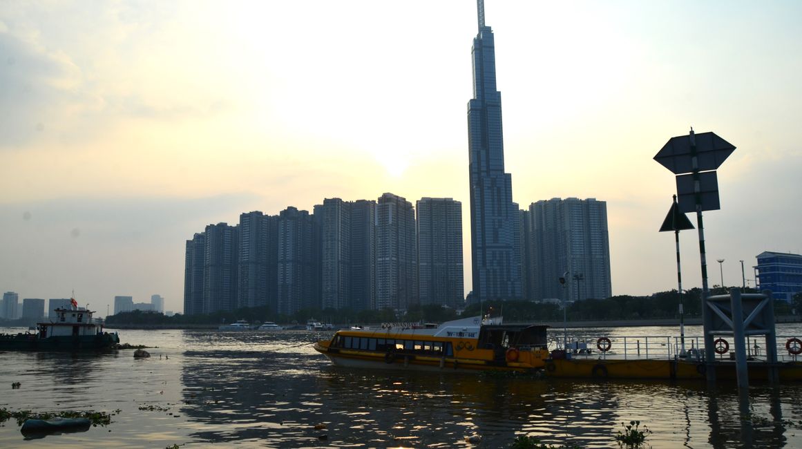 在西贡河上