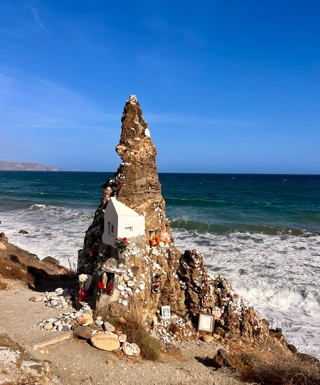 La roca conmemorativa en la playa de Torrox - un momento emocional