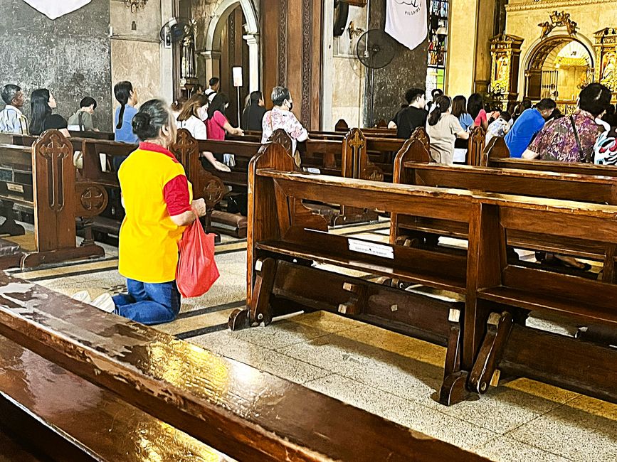 Gläubige in der Basilika des Santo Niño