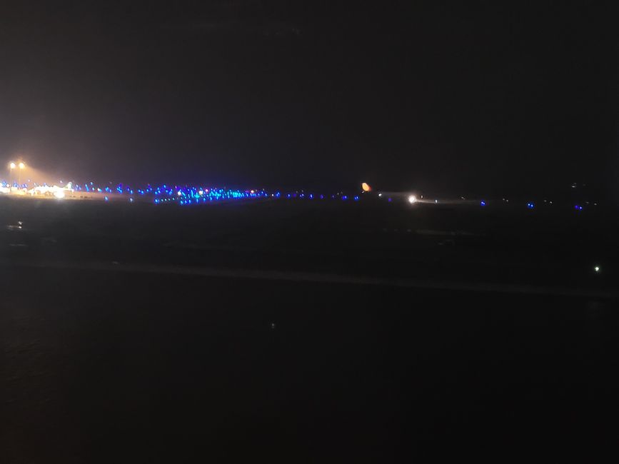 Hier startet gerade ein Flieger - Airline nicht zu sehen, so nah sind wir dann doch nich 😅