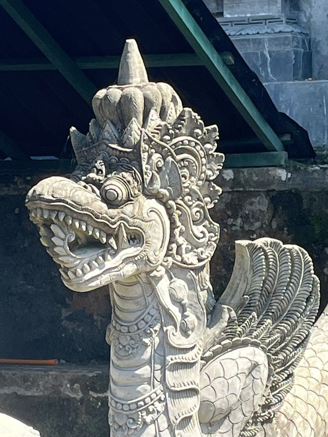 Schlangenfigur am Pura Luhur Petali