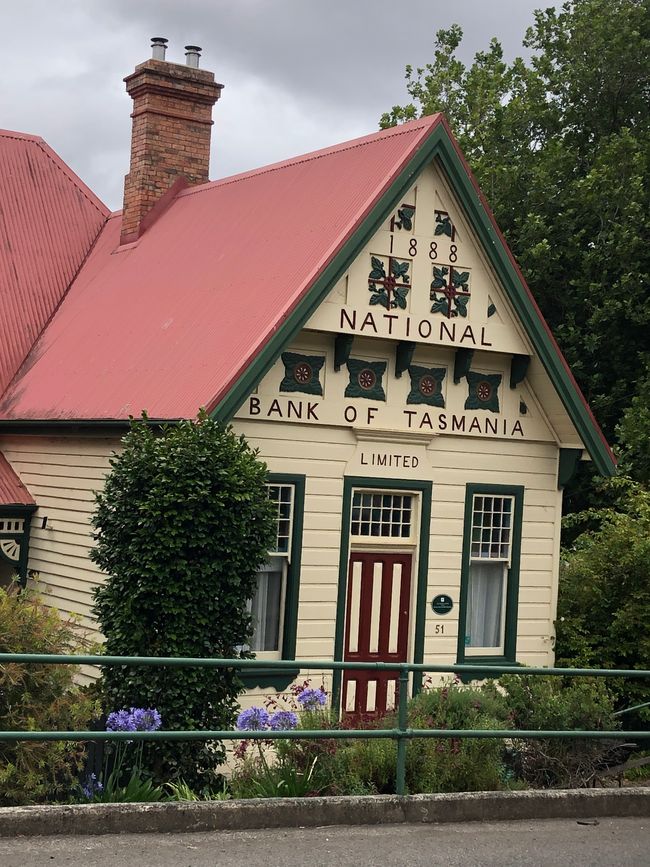 Eine der vielen Stationen der Bank of Tasmania, hier in Derby - der Stadt der Mountain Biker