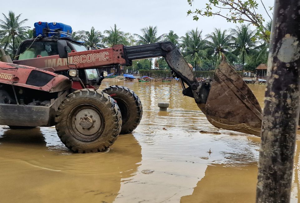 Vorüber die Flut.
Wer sah es wohl, du selig Land, 
wie dich die Welle überwand.