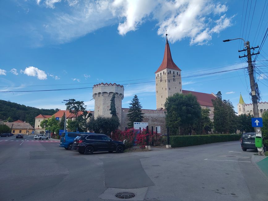 Kirche mit Festungsanlage?
