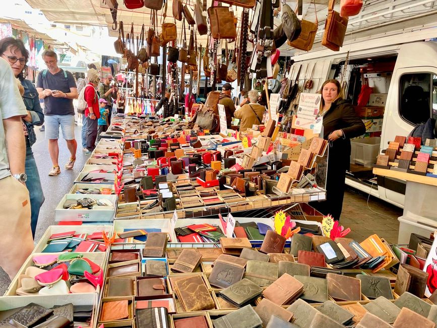 Auf dem Wochenmarkt von Cecina gibt es alles zu kaufen.