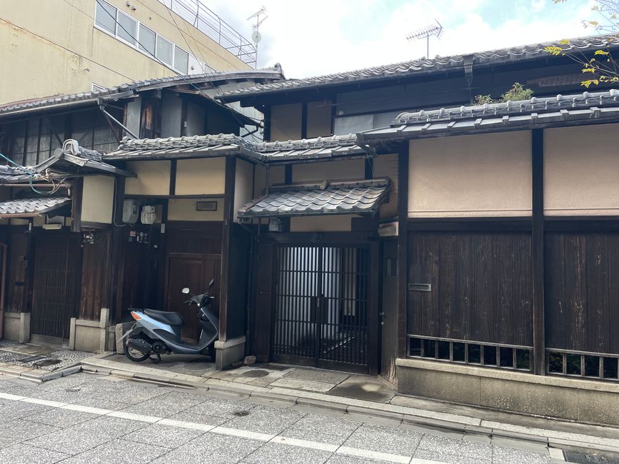 Altes Geisha-Haus mit Motorroller 