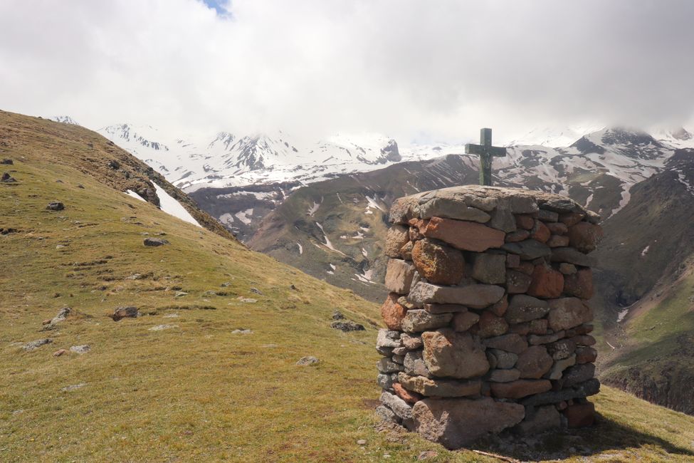 Cross in front of the veiled Kazbeg