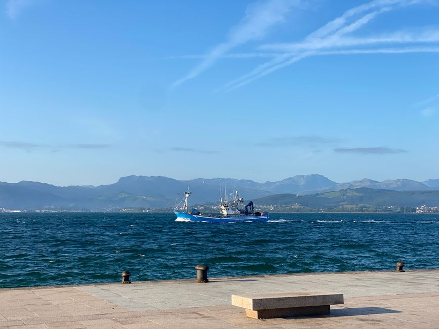 Por la tarde, los barcos pesqueros salen a buscar provisiones