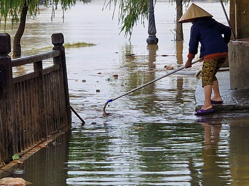 Vorüber die Flut.
Wer sah es wohl, du selig Land, 
wie dich die Welle überwand.