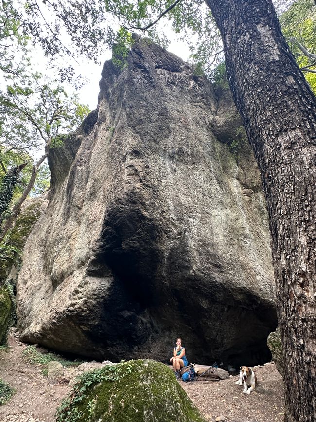 Rast unter einem Felsen